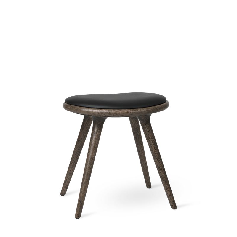 Stool Hocker Sirka aus grau gebeizter Eiche mit schwarzem Sitzpolster, freigestellt.